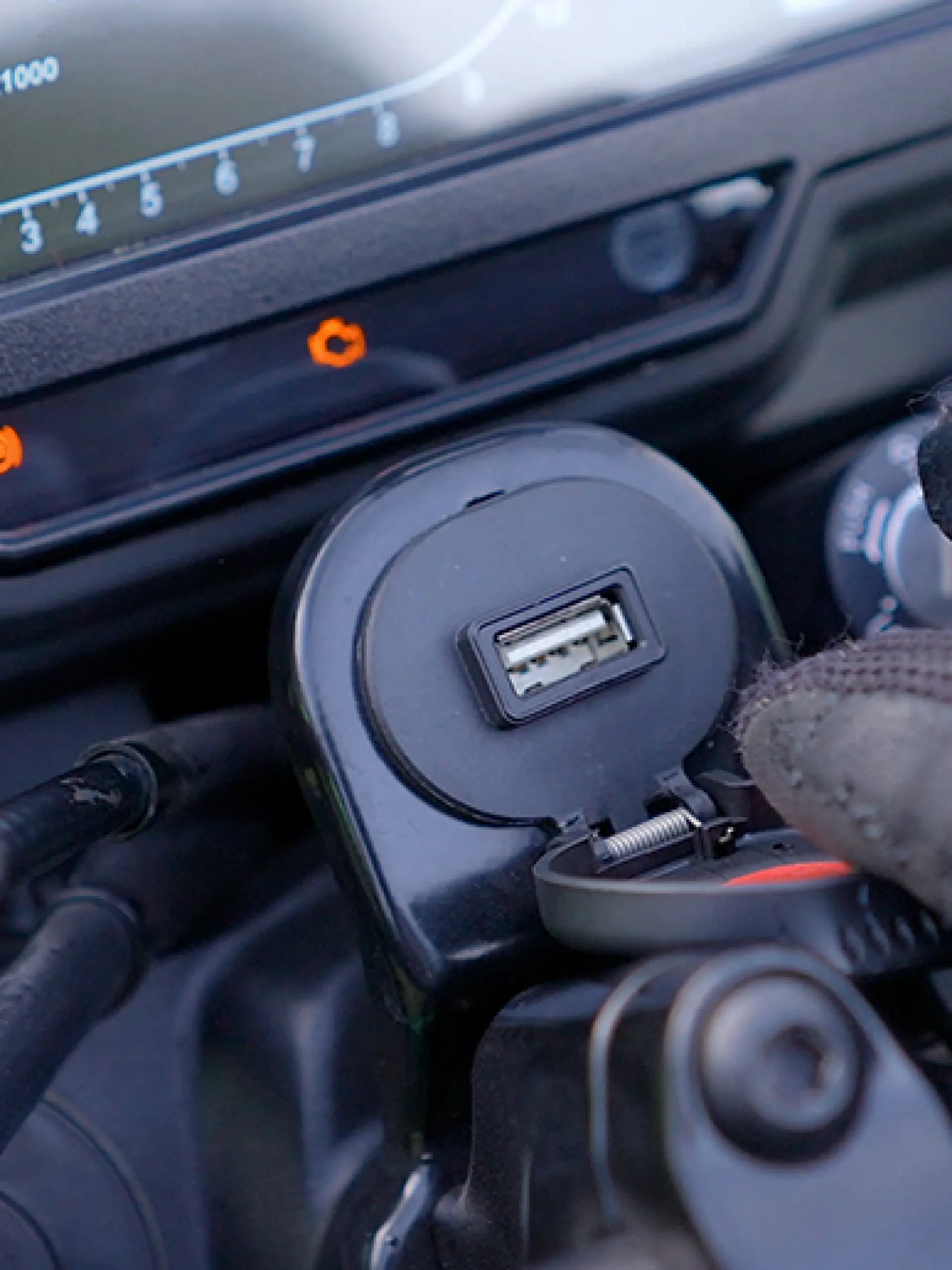 USB Şarj Girişi ile Kesintisiz Yolculuk 